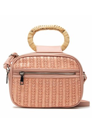Bolso pequeño rectangular tejido en color rosa con asa redonda de mimbre, bolsillo frontal con cremallera y correa ajustable para el hombro.