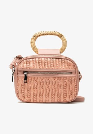 Bolso pequeño rectangular tejido en color rosa con asa redonda de mimbre, bolsillo frontal con cremallera y correa ajustable para el hombro.