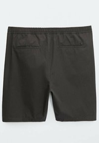 Shorts noirs décontractés avec taille élastique et deux poches passepoilées à l'arrière sur fond neutre.
