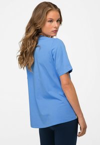 Lys blå bomulds t-shirt med en afslappet pasform, korte ærmer og en rund halsudskæring. Simpelt design uden synlige mønstre eller detaljer.