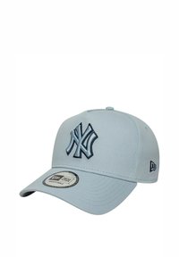 Hellblaues Basecap mit einem gestickten dunkelblauen "NY"-Logo auf der Vorderseite, mit einem strukturierten Schirm und einem gebogenen Schild. Verstellbare Passform.