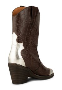 Bruna läderkängor i krokodilmönster med cowboydesign, silverfärgad sned accent, rund tå och en staplad träklack.