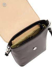 Zwarte leren schoudertas met een open klep, voorzien van een tan interieur, ritscompartimenten en een zilveren drukknopsluiting.