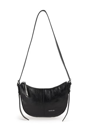 Sac à bandoulière en cuir noir avec bandoulière ajustable, fond courbé, fermeture éclair et petit logo blanc "nat & nin" au centre devant.