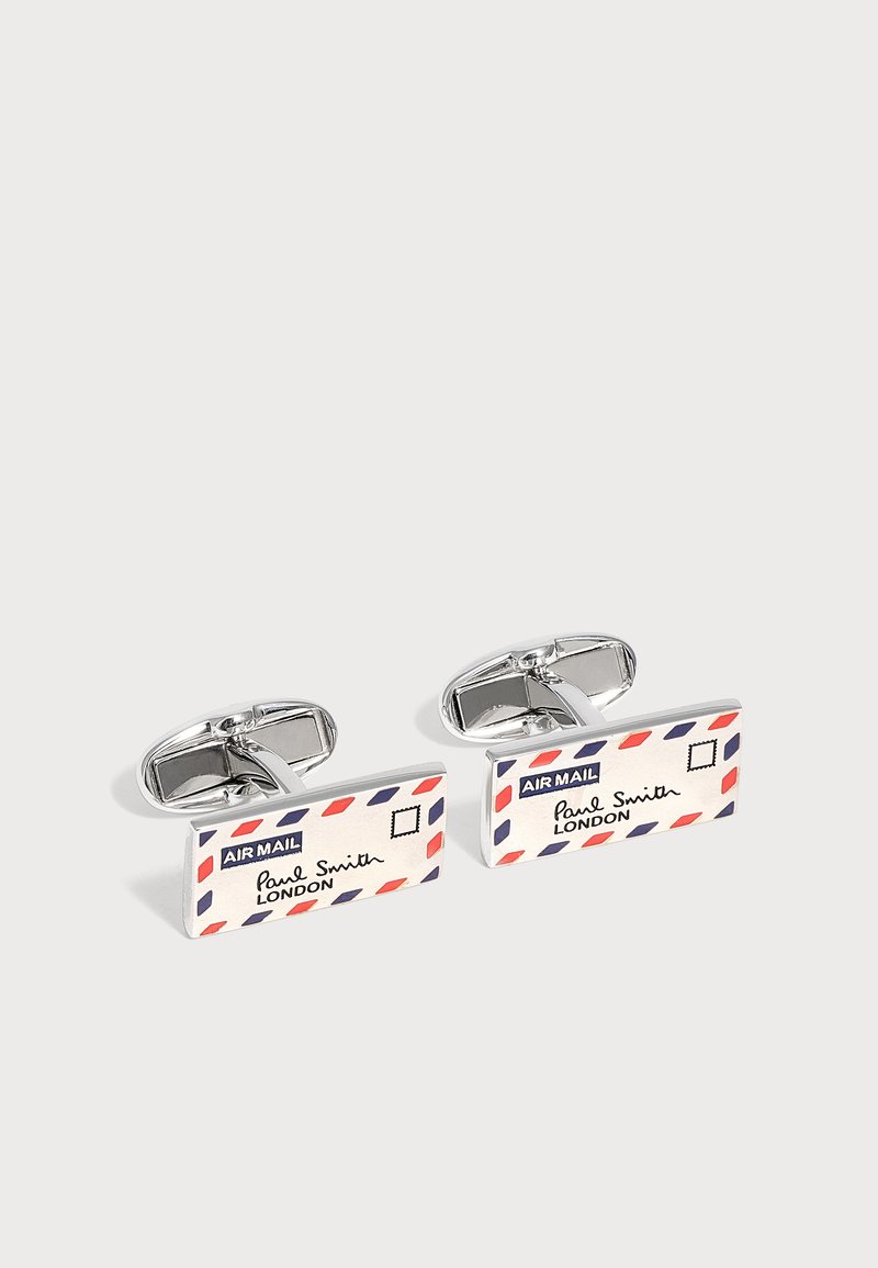 Boutons de manchette rectangulaires en argent conçus comme des enveloppes de courrier aérien avec une bordure rouge et bleue et le texte "Paul Smith London".