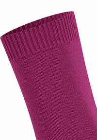 Primo piano di una calza lavorata a maglia viola che mostra il bordo a coste e la finezza della trama.