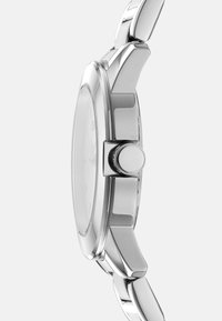 Orologio in acciaio inossidabile argento con cassa rotonda e finitura liscia. Include una corona rotonda e un design con bracciale a maglie. Texture lucida.