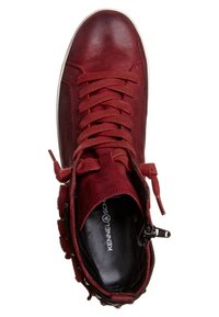 Rode suède high-top sneaker met een ronde neus, platte veters, een zijrits en decoratieve zijaccenten. Zachte textuur met een witte rubberen zool.