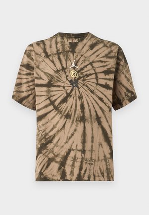 Μπλουζάκι με κοντά μανίκια σε μπεζ και σκούρο καφέ tie-dye, με σπείρα, αφηρημένα σύμβολα και το λογότυπο Jumpman στο στήθος.