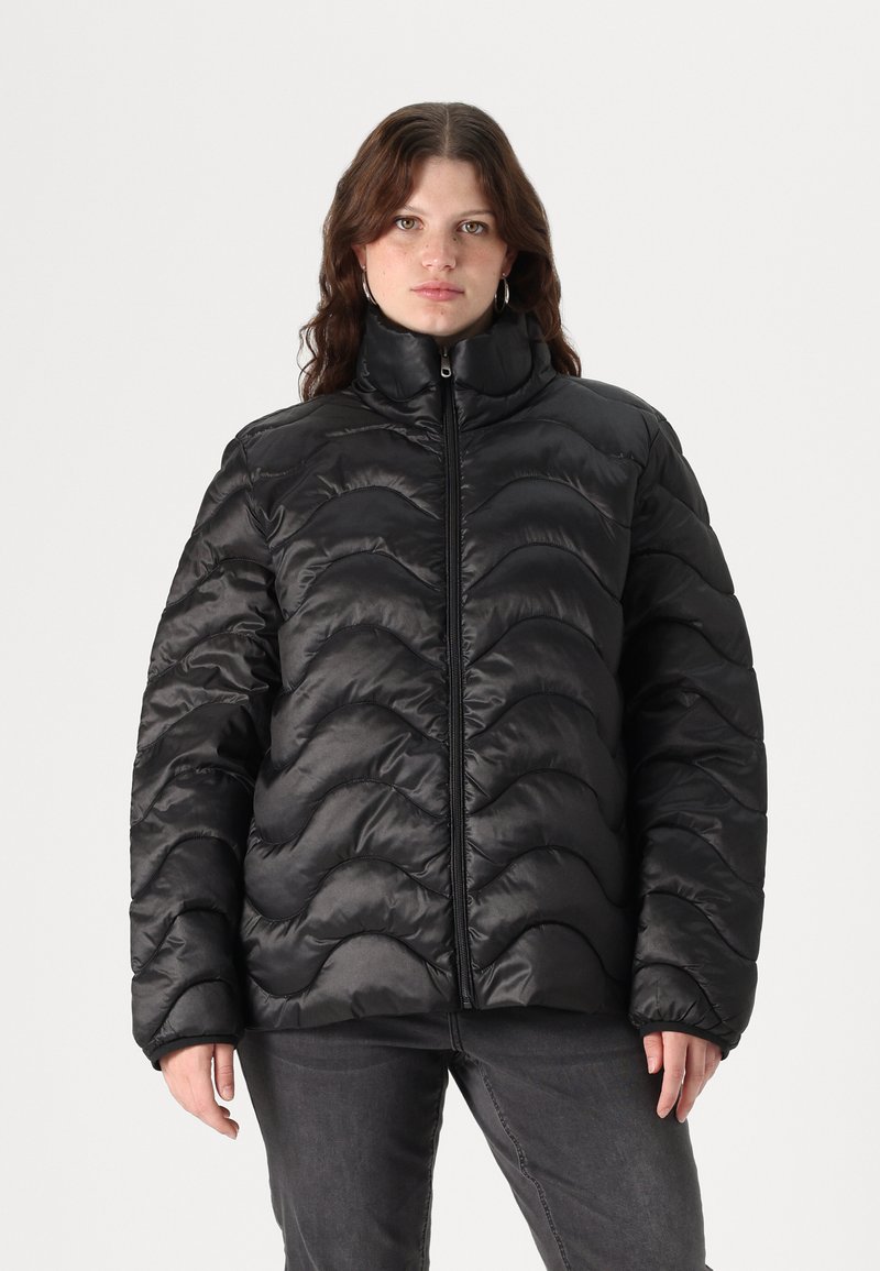 Melnā pūkainā jaka ar augstu apkakli, ar viļņotu quilted rakstu, rāvējslēdzēja aizdari un gludu, spīdīgu tekstūru.