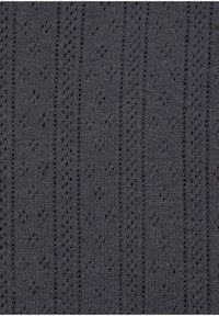 Dunkelgrauer gestrickter Stoff mit vertikalen Streifen und einem rautenförmigen Spitzenmuster, weiche Textur und gleichmäßige Dehnbarkeit.
