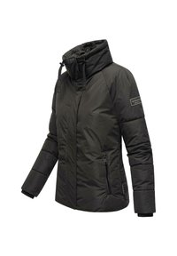 Giacca a vento nera con colletto alto, tasche laterali con zip e polsini elasticizzati. Presenta una patch con il logo sulla manica sinistra e una texture trapuntata.