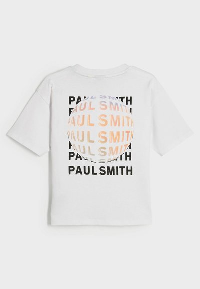 Balta medvilninė marškinėliai su „PAUL SMITH“ tekstu juoda ir gradientinėmis spalvomis, su apvaliu dizainu nugarinėje dalyje. Trumpomis rankovėmis ir apvaliu kaklu.
