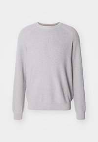 Ljust grå stickad tröja med rund halsringning, raglanärmar och ribbade ärmslut och nederkant. Slät textur, enkel design utan mönster.