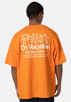 HOLIDAY SERVICE - Print T-shirt - orange