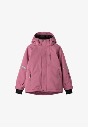 Lyserød vandtæt jakke med hætte, der har reflekterende detaljer, lynlåslommer og sorte manchetter. Blødt, isoleret materiale.