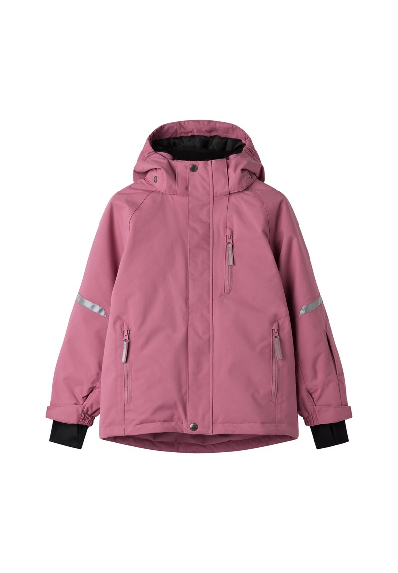 Roze waterdichte jas met een capuchon, voorzien van reflecterende accenten, ritszakken en zwarte manchetten. Zachte, geïsoleerde stof.