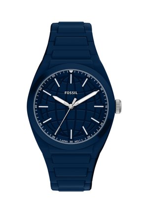 Reloj de pulsera Fossil de color azul oscuro con correa de eslabones metálicos, marcadores de hora blancos mínimos y tres agujas plateadas que indican las 10:09:36 en una esfera con patrón de globo.