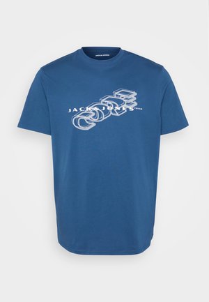 Blaues Baumwoll-T-Shirt mit einem weißen Grafikdruck, der sich überlappende Buchstaben "JACK & JONES" und "CODE" in einer fetten, modernen Schriftart zeigt.