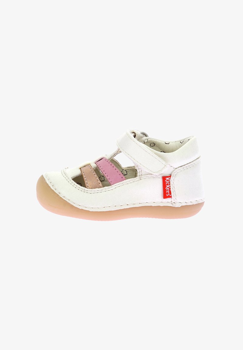 Witte leren schoen met roze en beige banden, open ontwerp en een ronde rubberen zool. Bevat een Kickers-logo aan de zijkant.