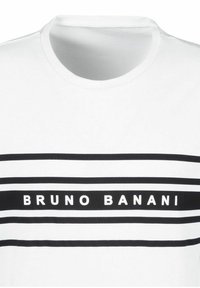 Weißes T-Shirt mit Rundhalsausschnitt, versehen mit schwarzen horizontalen Streifen und dem Text "BRUNO BANANI" in fetten weißen Buchstaben auf einem mittleren Streifen.