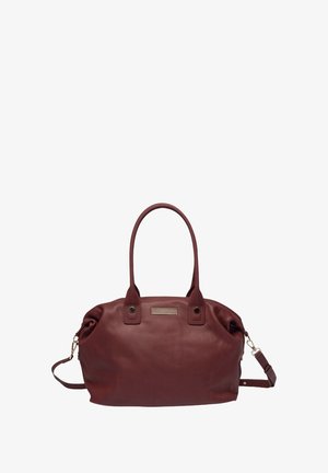 Bordeaux leren handtas met twee bovenhandvatten, een verstelbare schouderriem en decoratieve hardware accent op de voorkant. Soepele textuur, ronde vorm.