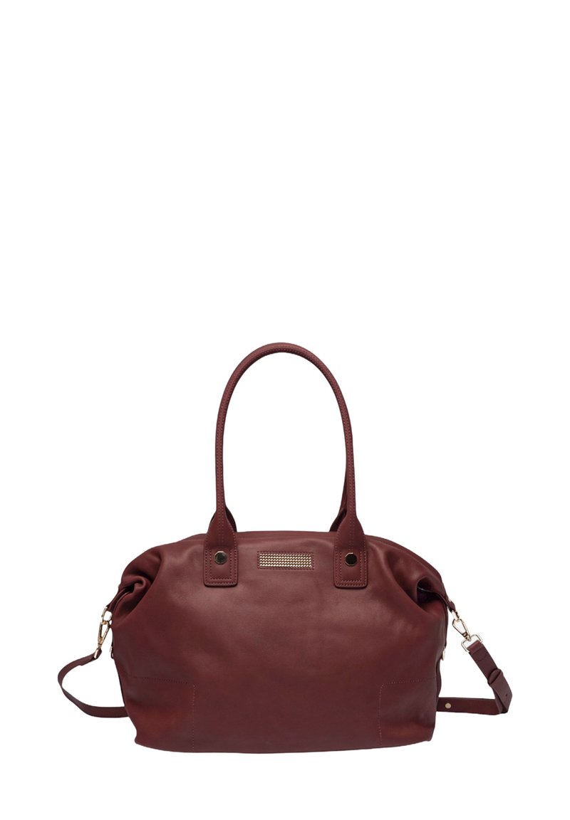 Bordeaux leren handtas met twee bovenhandvatten, een verstelbare schouderriem en decoratieve hardware accent op de voorkant. Soepele textuur, ronde vorm.