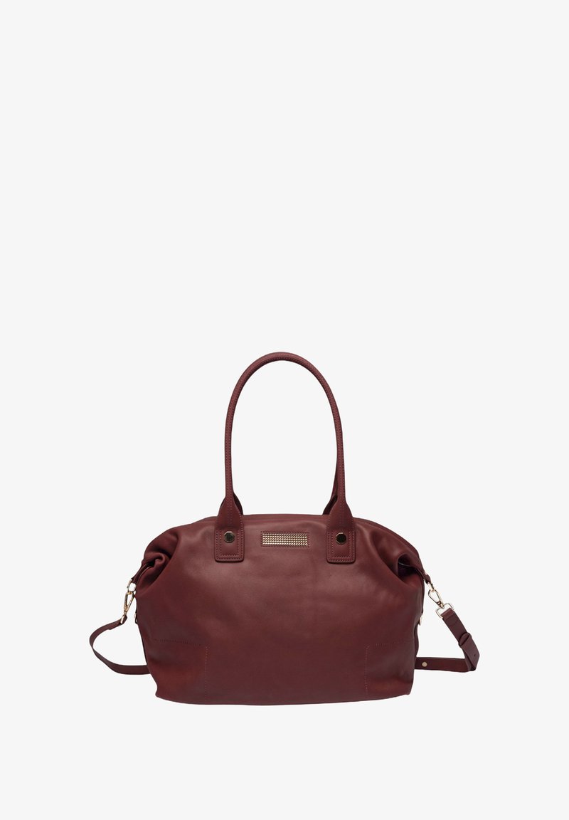 Bordeaux leren handtas met twee bovenhandvatten, een verstelbare schouderriem en decoratieve hardware accent op de voorkant. Soepele textuur, ronde vorm.