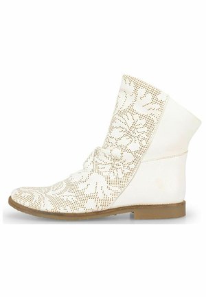 Bílé kotníkové boty s perforovaným květinovým vzorem, mírně sklopený design, plochá hnědá podešev a bezproblémově zaoblená špička. Hladký kožený povrch.