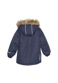 Mørkeblå vanntett jakke med hette foret med syntetisk pels, elastiske mansjetter og hvite detaljer. Har en baklomme og avrundet kant.