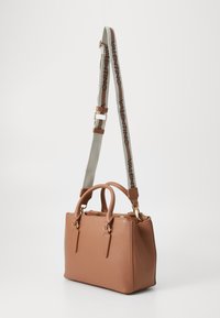 Hnědá kožená kabelka s horními madly a odnímatelným ramenním popruhem. Obsahuje zlaté kovové doplňky a obdélníkový tvar. Popruh zdobený logem.
