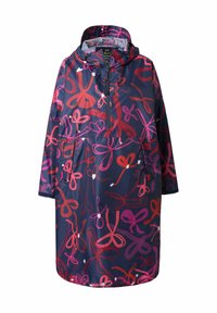 Impermeabile colorato con base blu navy e motivi astratti a forma di fiocchi rossi e rosa, cappuccio, chiusura a metà zip e due tasche frontali.