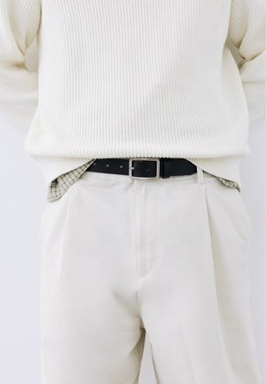 PULL&BEAR, - Pas