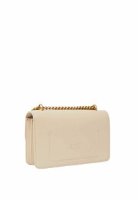 Borsa a mano in pelle beige con tracolla a catena dorata. Presenta una texture liscia, forma rettangolare e dettaglio del logo in rilievo sulla parte frontale.