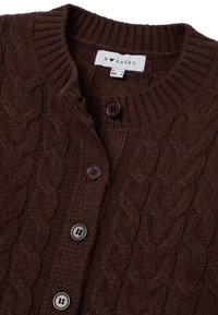 Bruine kabelgebreide cardigan met een geribde kraag, voorzien van vijf donkerbruine knopen en een gedetailleerd, textuurvol patroon. Het merklabel is zichtbaar aan de binnenkant.