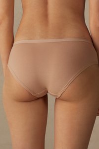 Beige Baumwollunterwäsche mit enganliegendem Schnitt, niedrigem Bund, glatter Textur und minimalistischen Nähten für Komfort und unauffälliges Tragen.