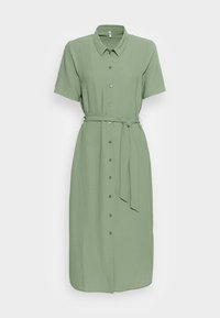 Skjortklänning i mjuk grön tyg, med krage, korta ärmar, midjebälte och knälång nederdel.