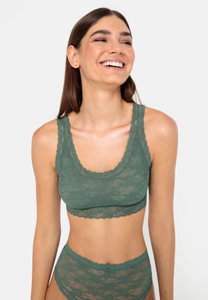 Grønn blonde-bralette med justerbare stropper, scalloped kanter og blomstermønster, sammen med matchende blonde-truse. Myk, gjennomsiktig tekstur.