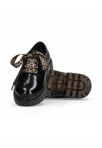 Zwarte, glanzende leren schoenen met luipaardprint veters, met een dikke, gestructureerde zool. Het ontwerp bevat metalen oogjes voor de veters.