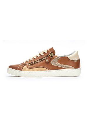 Zapatilla de cuero marrón y beige con textura perforada, acentos en tono marrón claro, cremallera lateral y suela de goma blanca.