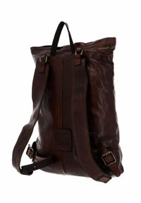 Zaino in pelle marrone con finitura testurizzata, spallacci regolabili e manico superiore. Presenta una patch logo rettangolare sul lato.