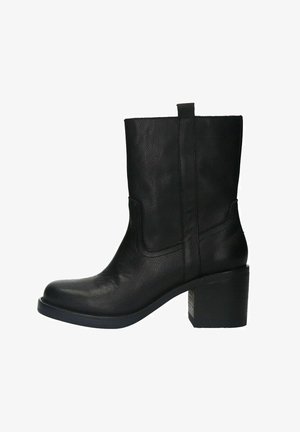 sacha Classic ankle boots - black