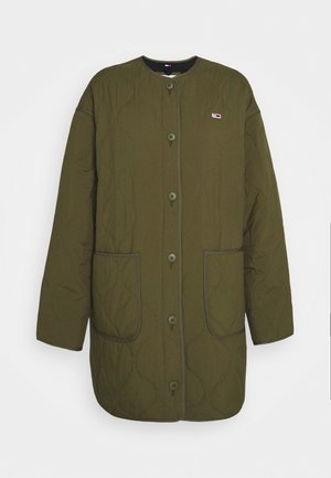 Długa oliwkowozielona pikowana kurtka z okrągłym dekoltem, zapięciem na guziki, dwoma dużymi przednimi kieszeniami oraz małym prostokątnym logo na wysokości klatki piersiowej.