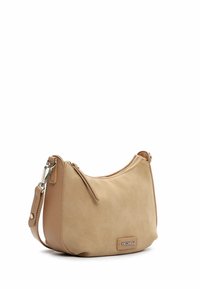 Beige leren schoudertas met zilverkleurige rits en verstelbare band, gebogen silhouet en klein merkembleem aan de voorkant.