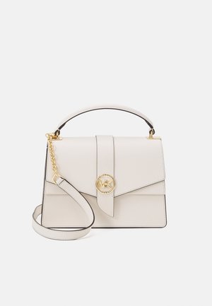 Kreemivärvi nahast käekott, millel on ülemine käepide, kuldne kettstrap ja keskne kuldne ümmargune lukustus koos brändi initsiaalidega.