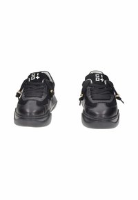 Sneakers neri con un mix di pelle liscia e camoscio, con lacci, dettagli dorati e logo bianco sulla linguetta.