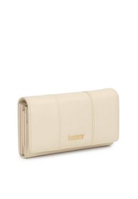 Portefeuille couleur crème en similicuir, présentant une texture lisse, un design pliable et un logo embossé sur le devant.