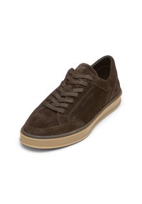 Baskets basses en daim marron avec bout rond, empeigne texturée et lacets assortis. Présentent une semelle en caoutchouc beige contrastante.