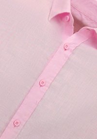 Lichtroze linnen shirt met een puntig kraag, volledige knoopsluiting aan de voorkant met bijpassende knopen, en een licht gestructureerde stof.