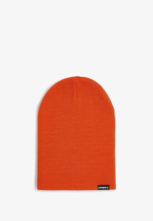 Oranžna pletena kapa z mehko teksturo. Ima zaobljen vrh in majhno črno oznako ob robu. Lahka in prožna zasnova.